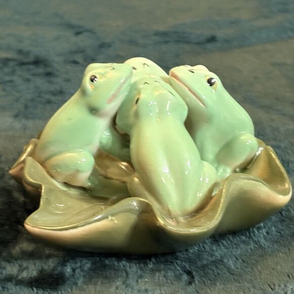 Four Green Frogs Lounging On A Lily Pad Ceramic Figurine Vintage Fairy Cottage - Picture 5 of 7